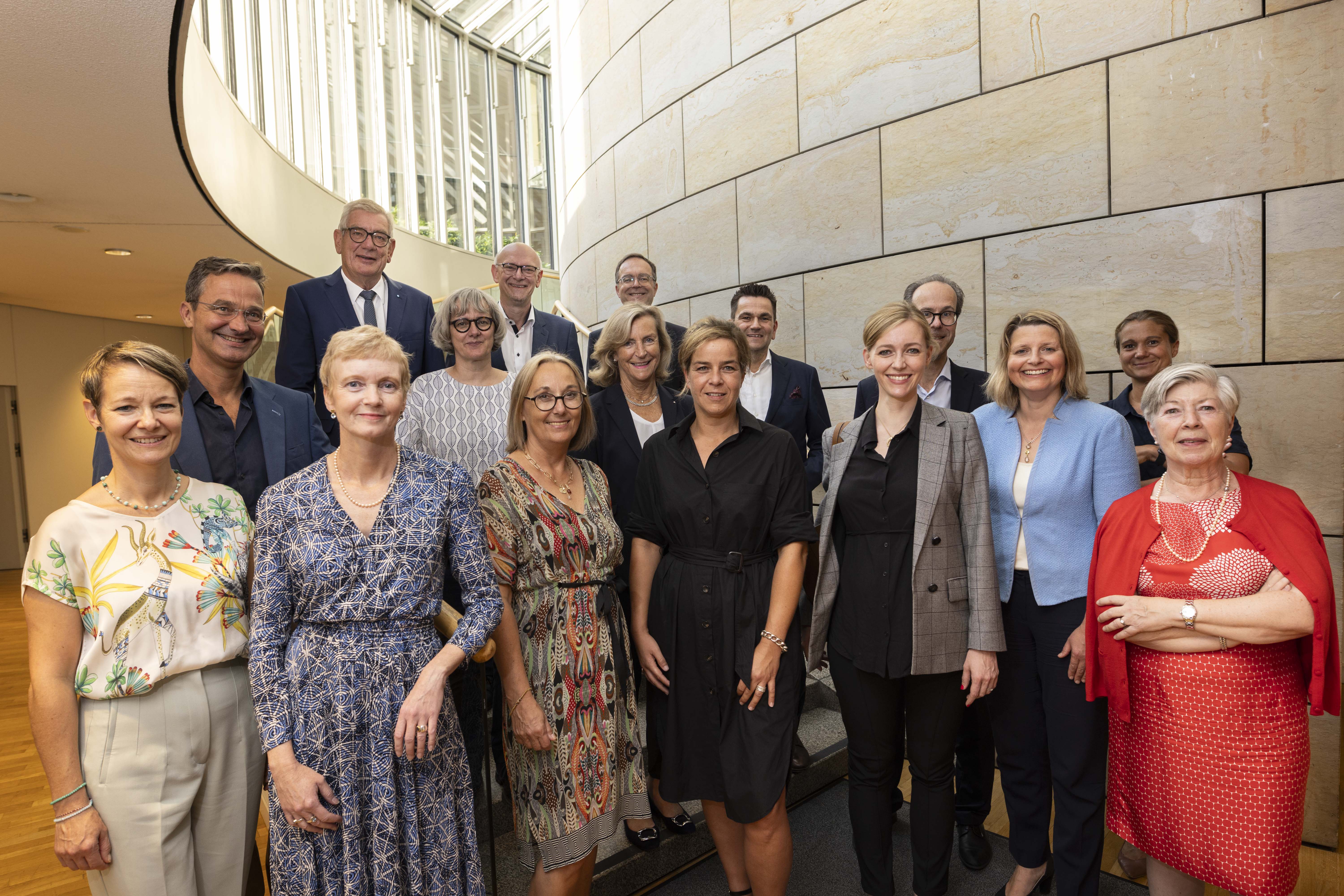 Gruppenbild beim NRW.Innovation Talk im Landtag mit Ministerin Neubaur