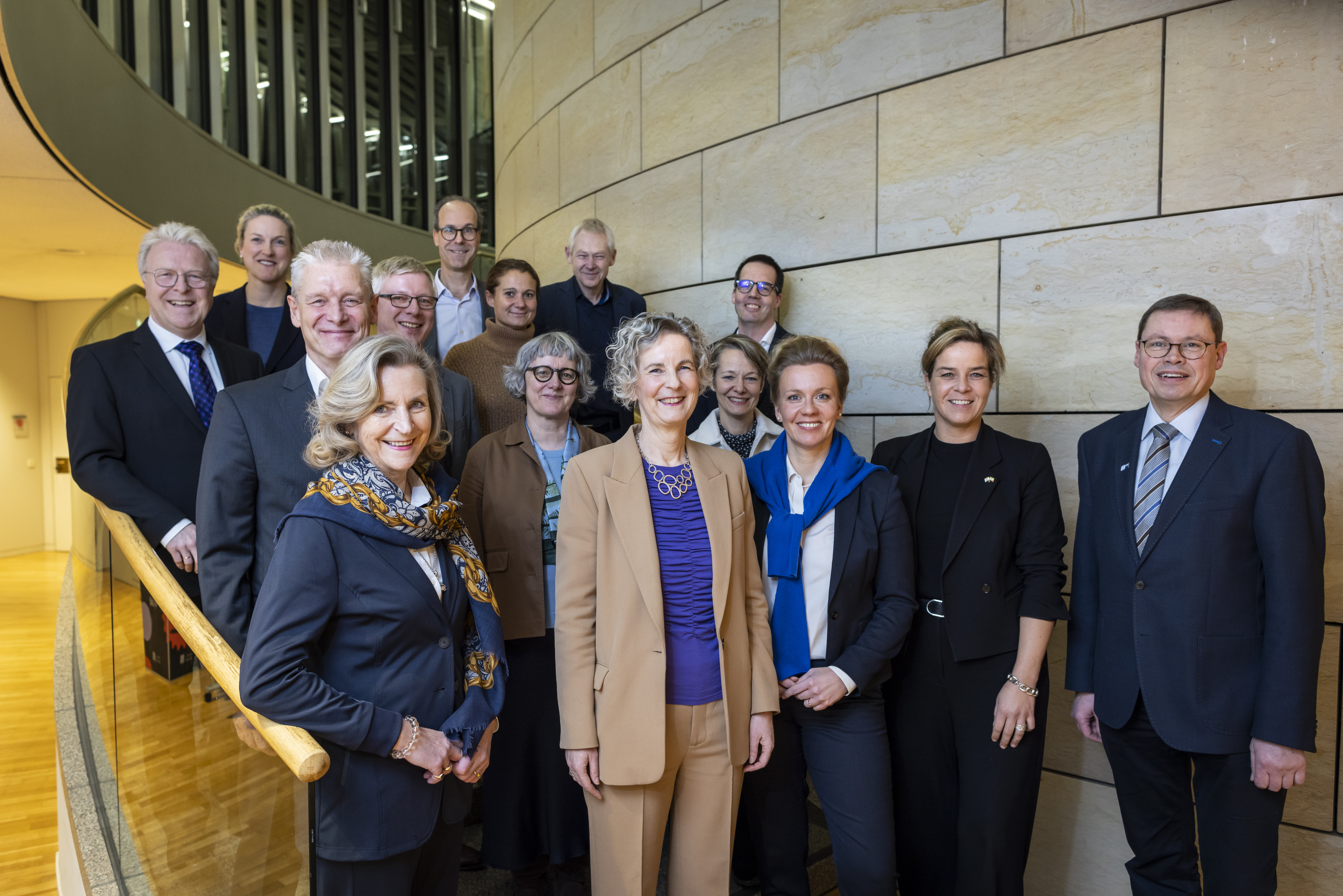 Gruppenbild beim NRW Innovation talk vom 05.02.2024 mit Ministerin Neubaur