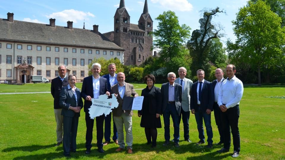 Übergabe Förderbescheid durch Staatssekretär Christoph Dammermann zur Förderung des UNESCO- Welterbe Corvey