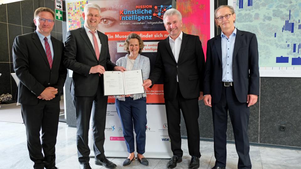 Minister Pinkwart übergibt Förderbescheid an das Deutsche Museum Bonn