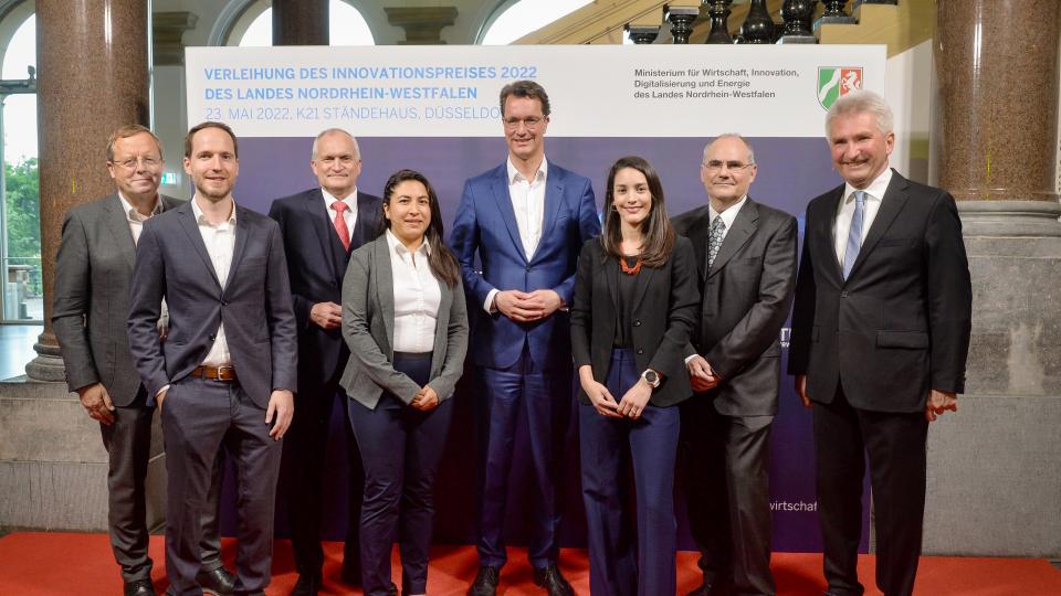 Verleihung des Innovationspreises 2022 hier mit Ministerpräsident Hendrik Wüst und Wirtschaftsminister Andreas Pinkwart