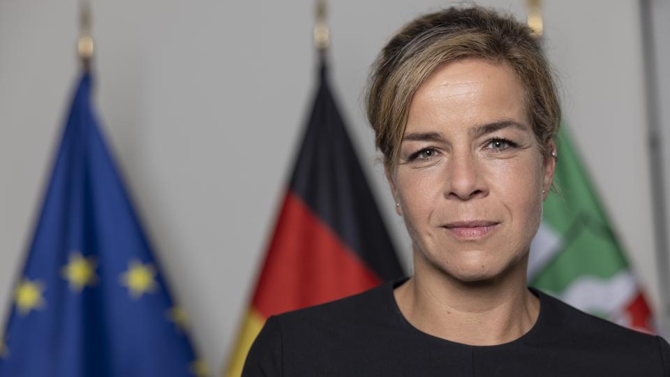 Porträt Ministerin Mona Neubaur