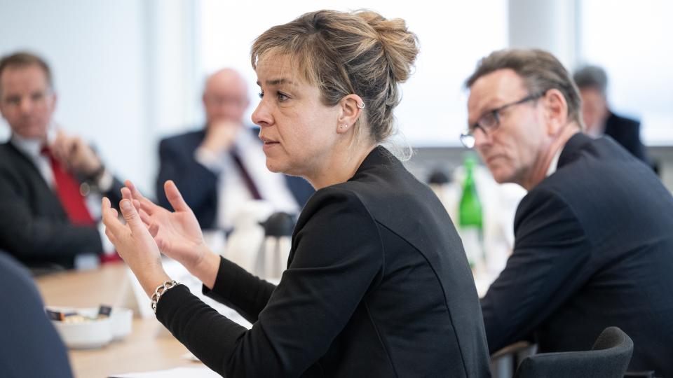 Diskussionsszene bei der Veranstaltung Zukunftsdialog Industriestandort Nordrhein-Westfalen mit Ministerin Neubaur