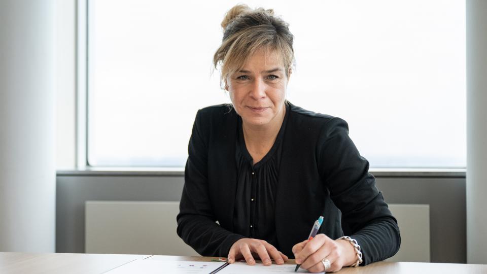 Ministerin Neubaur unterschreibt den Letter of Intent bei der Veranstaltung Zukunftsdialog Industriestandort Nordrhein-Westfalen