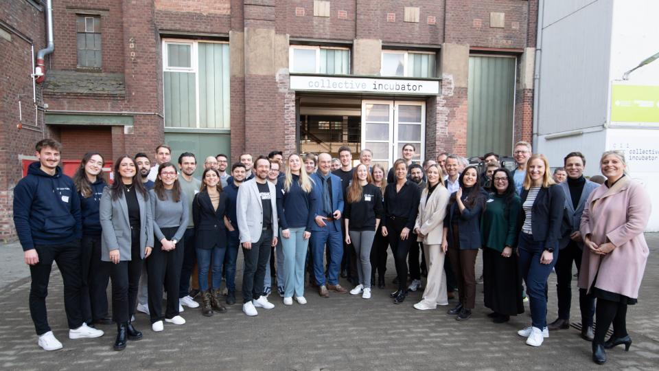 Gruppenbild beim Besuch des Collective Incubator an der RWTH Aachen durch Ministerin Neubaur