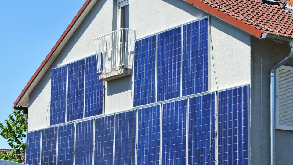 Photovoltaik Panels an einer Hausfassade