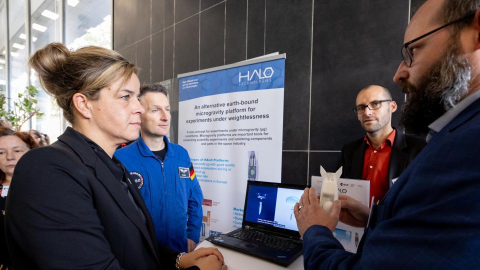 ESA-Astronaut Dr. Matthias Maurer und Wirtschaftsministerin Mona Neubaur besuchen Mini-Raumfahrt-Messe im Wirtschaftsministerium NRW