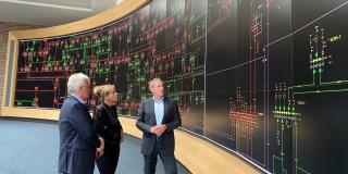 Ministerin Neubaur besucht die Amprion-Netzleitwarte in Brauweiler