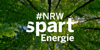Logo NRW spart Energie auf Hintergrund mit Bäumen
