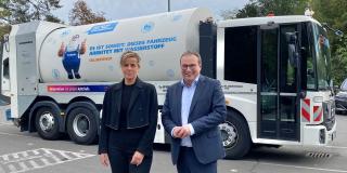 Ministerin Neubaur beim Kompetenztreffen Klimagerechte Mobilität NRW vor einem mit Wasserstoff betriebenen Müllfahrzeug