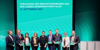 Gruppenbild der Gewinner des Innovationspreises 2023 mit Ministerin Neubaur