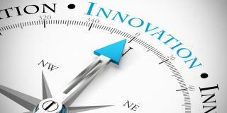 Nadel eines Kompasses zeigt auf das Wort Innovation