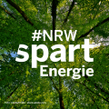 Logo NRW spart Energie auf Hintergrund mit Bäumen